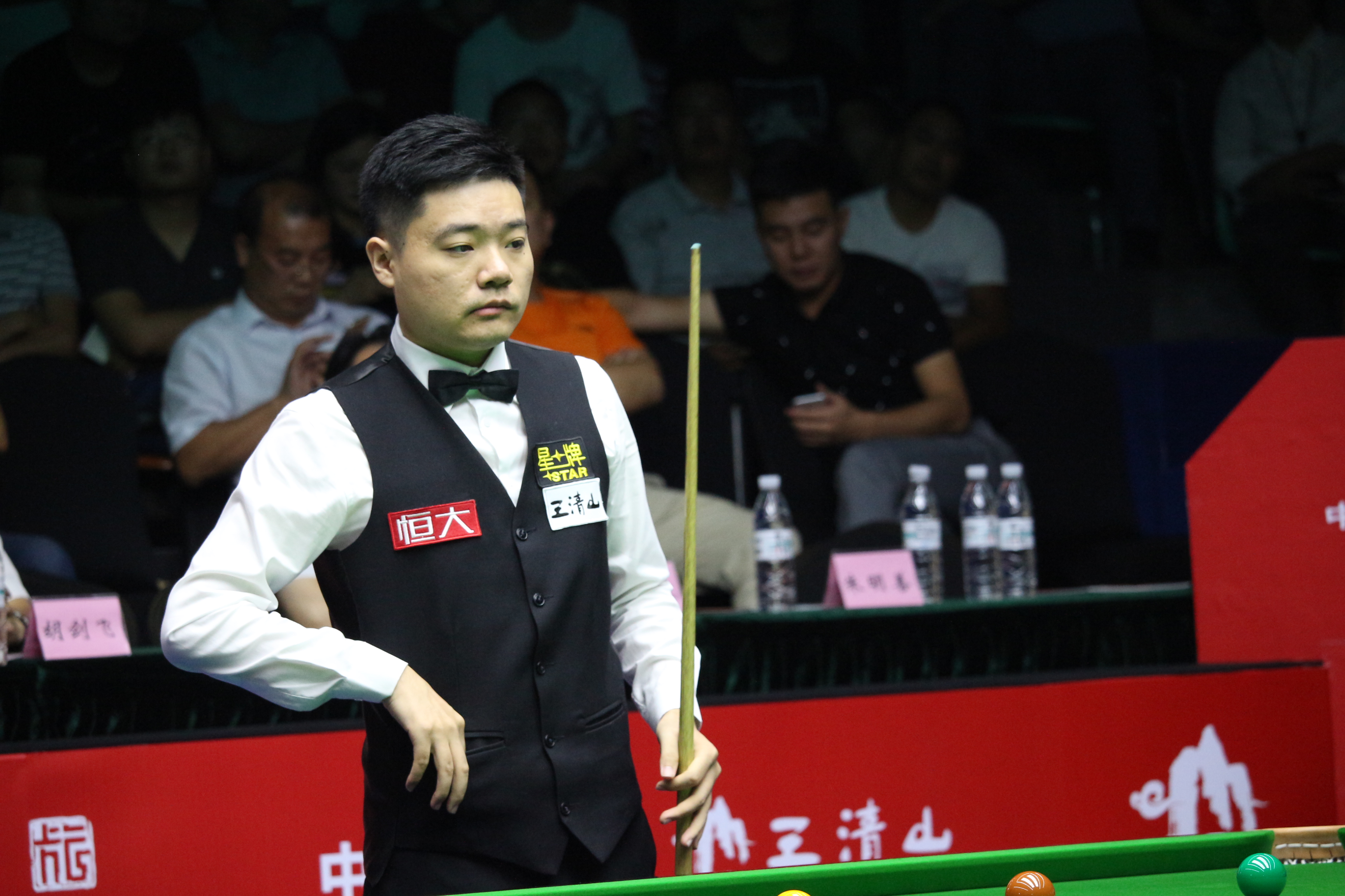 舞台上的一 舞台上的一